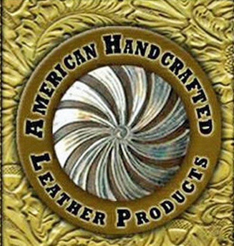 Puede incluir: Un logotipo dorado y negro con un dise&ntilde;o en espiral en el centro. El texto dice "American Handcrafted Leather Products".
