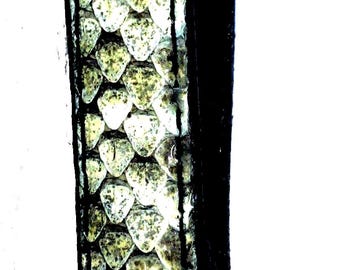 Llavero de serpiente de cascabel con forro de búfalo de agua y anilla de acero inoxidable