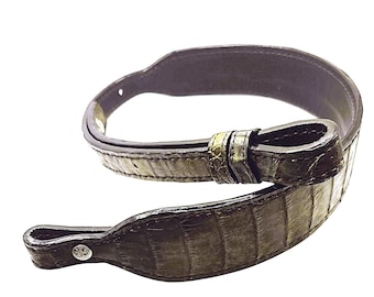 Cabestrillo de cuero de cocodrilo real en camuflaje verde