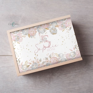 Puede incluir: Una caja de madera con un diseño floral y detalles dorados. La caja tiene el nombre "Sophie Rose" escrito en ella.