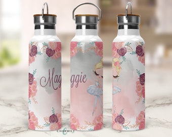 Könnte beinhalten: Drei Edelstahl-Wasserflaschen mit Blumenmuster und einer Ballerina-Illustration. Die Flaschen haben einen rosa, grauen und weißen Hintergrund mit goldenen Akzenten. Der Name "Maggie" ist auf einer der Flaschen geschrieben.