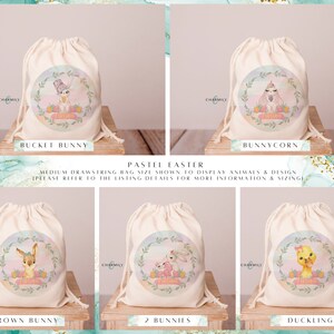 Könnte beinhalten: Satz mit sechs Pastell-Ostereier-Säckchen mit verschiedenen Hasen- und Küken-Designs. Die Beutel sind aus Naturleinen und haben ein rundes, farbenfrohes Design mit einem Blumengirlanden und dem Text "Frohe Ostern".