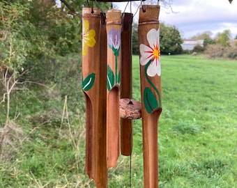 Carillon à vent en bambou pour une utilisation intérieure et extérieure, motif de fleurs tropicales peintes, son agréable, tailles moyennes et grandes, commerce équitable