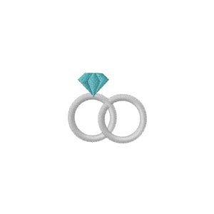 Peut inclure: Motif brodé de deux anneaux entrelacés, l'un orné d'un diamant turquoise. Les anneaux sont argentés et texturés, sur fond blanc. Le design est simple et élégant, évoquant un symbole d'union.