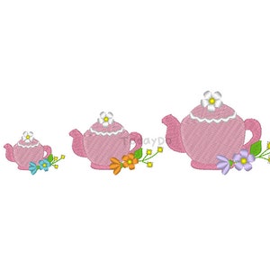 Peut inclure: Trois théières roses brodées de tailles différentes, chacune ornée d'une fleur blanche sur le couvercle et d'un arrangement floral à la base. Les théières ont un aspect délicat, cousu, avec une bordure blanche sur le couvercle.