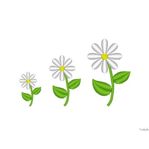 Könnte beinhalten: Drei gestickte Gänseblümchen in verschiedenen Größen. Jede Blume hat weiße Blütenblätter, eine gelbe Mitte, einen grünen Stiel und grüne Blätter. Das Design ist vor einem weißen Hintergrund.