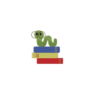 Puede incluir: Un gusano verde con gafas está sentado encima de una pila de tres libros. Los libros son azules, amarillos y rojos. Esta ilustración de dibujos animados es ideal para un amante de los libros o un profesor.