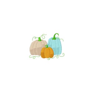 Puede incluir: Un diseño bordado con tres calabazas de diferentes tamaños y colores. La calabaza más grande es de color beige claro, la mediana es naranja y la más pequeña es azul claro. Las vides y los tallos verdes añaden detalles a la obra de arte con temática otoñal.