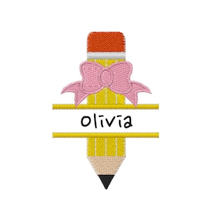 Puede incluir: Diseño de lápiz bordado con un lazo rosa y el nombre "Olivia" en escritura negra. El lápiz es amarillo con una goma roja y una punta negra, perfecto para proyectos escolares o de manualidades.