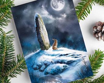 Könnte beinhalten: Ein Aquarellbild einer verschneiten Landschaft mit einem großen Stein, der im Vordergrund steht. Ein Hase sitzt auf einem schneebedeckten Hügel und blickt zum Vollmond in den Nachthimmel.