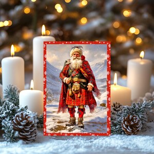K&ouml;nnte beinhalten: Eine rechteckige Gru&szlig;karte mit einer b&auml;rtigen Figur in einem rot-gr&uuml;nen Tartan-Kilt, einem karierten Schal und einem Sporran, die in einer verschneiten Berglandschaft steht. Die Karte hat einen roten Rand mit wei&szlig;en Schneeflocken.