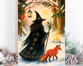 Könnte beinhalten: Eine Grußkarte mit einer Illustration einer Figur in einem schwarzen Umhang und spitzem Hut, die in einem verschneiten Wald neben einem roten Fuchs steht. Der Umhang zeigt goldene Symbole und grünes Laub. Eine Laterne hängt an einem Ast.