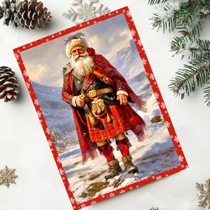 K&ouml;nnte beinhalten: Eine rechteckige Weihnachtskarte mit einer zentralen Illustration einer b&auml;rtigen Figur in einem rot-gr&uuml;nen Schottenkilt, passendem karierten Umhang und Sporran, die in einer verschneiten Berglandschaft steht, umrahmt von einem roten Rand mit wei&szlig;en Schneeflocken.