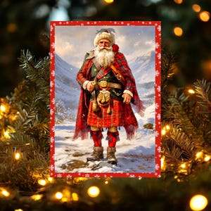 K&ouml;nnte beinhalten: Ein Portr&auml;t einer Figur mit langem wei&szlig;en Bart, die einen rot-gr&uuml;nen Tartan-Kilt, einen passenden karierten Schal, einen Sporran und braune Stiefel tr&auml;gt. Die Figur steht in einer verschneiten Berglandschaft, umrahmt von einem roten Rand mit Schneeflocken.