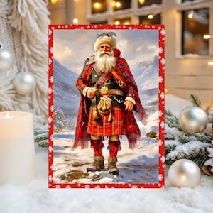 K&ouml;nnte beinhalten: Ein Portr&auml;t einer Figur mit langem wei&szlig;em Bart, die einen rot-gr&uuml;n karierten Kilt, einen passenden Tartan-Schal, eine dunkelgr&uuml;ne Jacke, einen Leder-Sporran und braune Stiefel tr&auml;gt, vor einer verschneiten Berglandschaft mit rotem Schneeflockenrand.