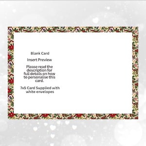 K&ouml;nnte beinhalten: Eine rechteckige Gru&szlig;karte mit einem festlichen Rand aus roten Weihnachtssternen, gr&uuml;nen Stechpalmenbl&auml;ttern, Tannenzapfen und Disteln. Der Text in der Mitte lautet: Blank Card, Insert Preview, Please read the description for full details on how to personalise this card. 7x5 Card Supplied with white envelopes.