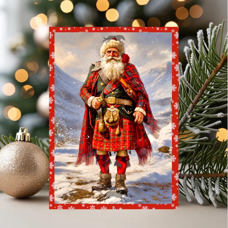 K&ouml;nnte beinhalten: Eine Darstellung des Weihnachtsmanns in einem rot-gr&uuml;nen Schottenkilt, einem passenden karierten Schal, einer dunkelgr&uuml;nen Jacke und einem Sporran. Er hat einen langen wei&szlig;en Bart und tr&auml;gt eine pelzbesetzte M&uuml;tze. Der Hintergrund zeigt eine verschneite Berglandschaft.