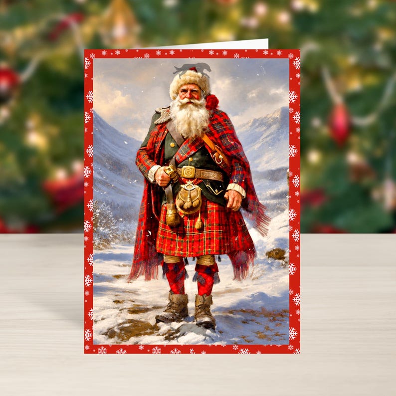 K&ouml;nnte beinhalten: Eine Gru&szlig;karte mit einer b&auml;rtigen Figur, die einen rot-gr&uuml;nen Schottenrock, einen passenden Tartan-Schal, eine dunkle Weste und eine pelzbesetzte M&uuml;tze tr&auml;gt. Die Figur steht in einer verschneiten Berglandschaft. Der Rand ist rot mit wei&szlig;en Schneeflocken.