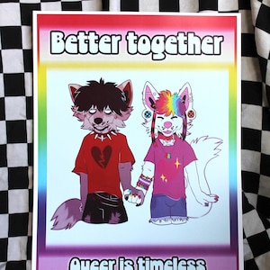 Może przedstawiać: Kolorowy plakat z dwoma kreskówkowymi zwierzętami trzymającymi się za ręce. Plakat głosi "Lepiej razem" i "Queer jest ponadczasowy".