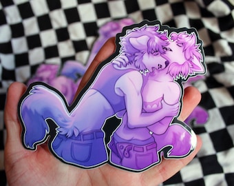 Pode incluir: Um adesivo com dois personagens peludos roxos e cor-de-rosa abraçando-se. Os personagens usam calças de ganga e têm um aspeto suave e de sonho.