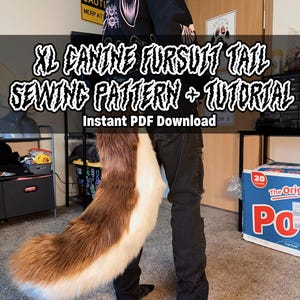 Peut inclure: Une queue en fourrure brune et blanche avec une longue pointe moelleuse. La queue est attachée à une personne portant un jean noir et un sweat-shirt noir avec un imprimé graphique. Le texte "XL CANINE FURSUIT TAIL SEWING PATTERN + TUTORIAL" est affiché en gras, en lettres blanches sur fond noir. Le texte "Instant PDF Download" est affiché en lettres blanches sur fond noir.