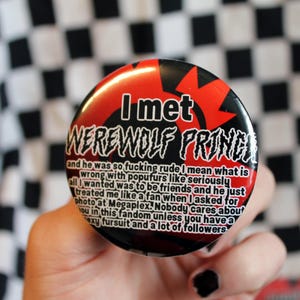Op de afbeelding: Een ronde button met een rood en zwart ontwerp. De button leest "I met WEREWOLF PRINCE" in witte tekst, met extra tekst eronder. De achtergrond is een zwart-wit geblokt patroon.