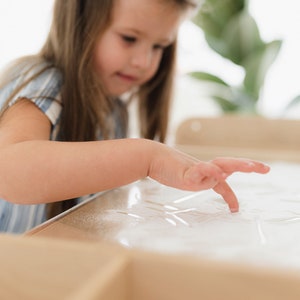 Verstellbarer Montessori Kinderschreibtisch mit Tafel, klarer Acryltafel und Sandkasten für Kunst und Lernen: Luula Tisch Bild 6