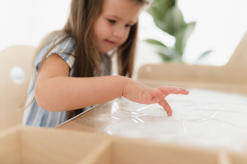 Verstellbarer Montessori Kinderschreibtisch mit Tafel, klarer Acryltafel und Sandkasten für Kunst und Lernen: Luula Tisch Bild 6