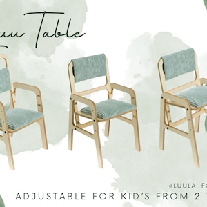 Könnte beinhalten: Drei Holzstühle mit verstellbarer Höhe und hellblauen gepolsterten Sitzen und Rückenlehnen. Die Stühle sind für Kinder geeignet und von 2 bis 10 Jahren verstellbar. Der Text "Lumu Table" ist oben im Bild in Kursivschrift geschrieben. Der Text "ADJUSTABLE FOR KID'S FROM 2 TO 10" ist unten im Bild geschrieben. Der Text "@LUULA_FOR_KIDS" ist unten rechts im Bild geschrieben.