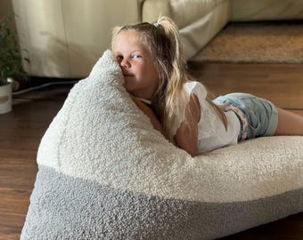 Sillón Puff Infantil – Cloud Lamb Duo: Tumbona de Suelo Suave de Peluche / Puf de Piel de Oveja / Gris Neutro y Crema / Muebles Infantiles Premium y Acogedores