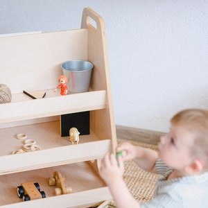 Bibliothèque Montessori, coffre à jouets, boutique de jeux de rôle, rangement de jouets ou de vêtements pour bébés, maison de poupée sur roues en caoutchouc Berta image 1