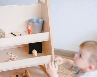 Montessori Bücherregal, Spielzeugkiste, Rollenspielladen, Spielzeug- oder Babykleidungsaufbewahrung, Puppenhaus auf Gummirädern Berta