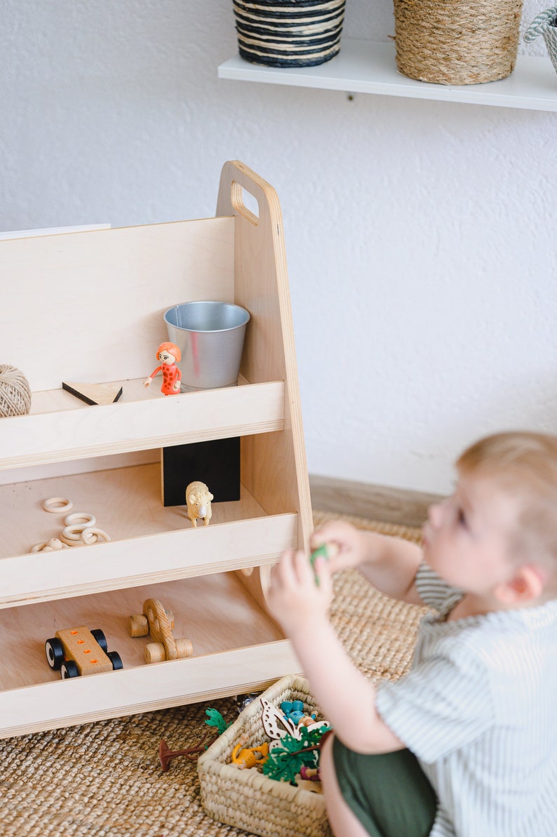 Bibliothèque Montessori, coffre à jouets, boutique de jeux de rôle, rangement de jouets ou de vêtements pour bébés, maison de poupée sur roues en caoutchouc Berta image 1