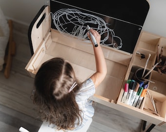 Escritorio Montessori ajustable para niños - Mesa Julle con pizarra de tiza, tablero acrílico transparente y caja de almacenamiento de arena para arte, dibujo, bricolaje y juegos