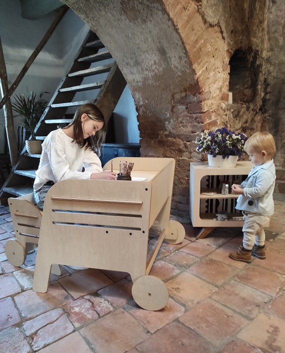 Toddlers desk best sale and chair set