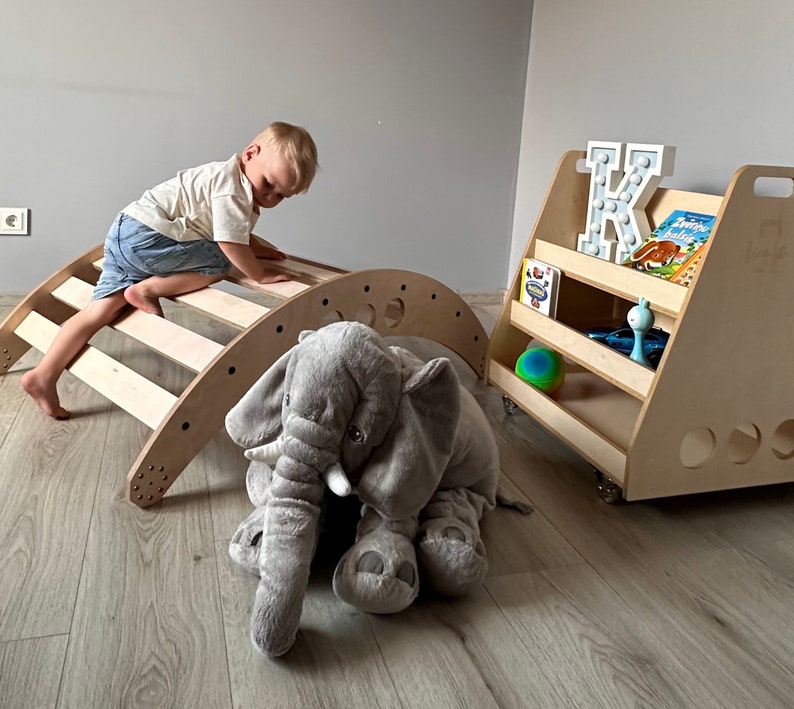 Bibliothèque Montessori, coffre à jouets, boutique de jeux de rôle, rangement de jouets ou de vêtements pour bébés, maison de poupée sur roues en caoutchouc Berta image 7