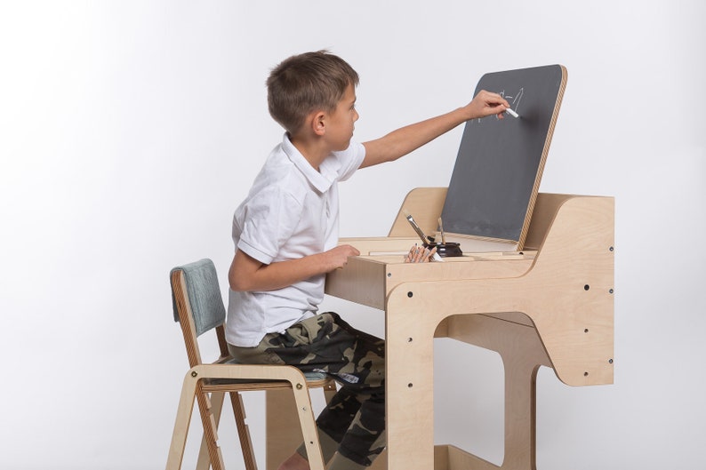 Verstellbarer Montessori Kinderschreibtisch mit Tafel, klarer Acryltafel und Sandkasten für Kunst und Lernen: Luula Tisch Bild 3