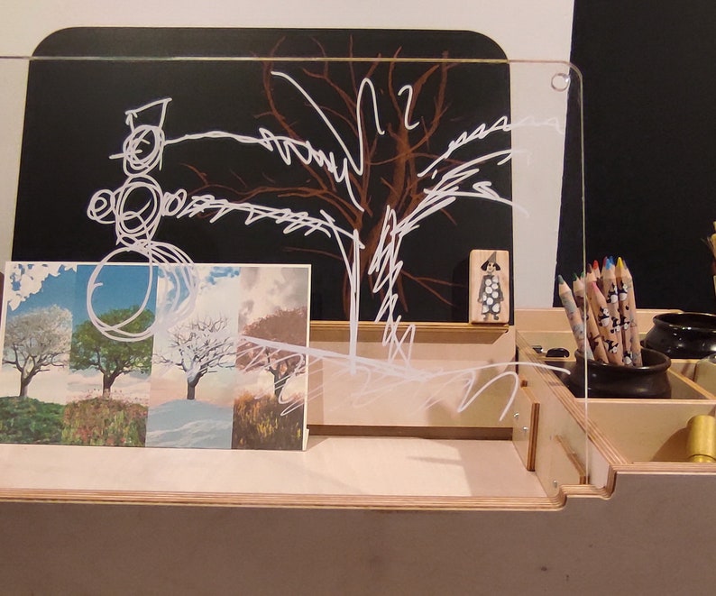 Verstellbarer Montessori Kinderschreibtisch mit Tafel, klarer Acryltafel und Sandkasten für Kunst und Lernen: Luula Tisch Bild 7