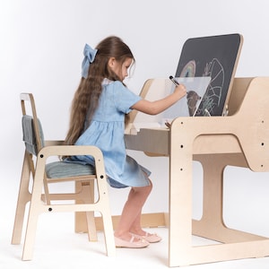 Verstellbarer Montessori Kinderschreibtisch mit Tafel, klarer Acryltafel und Sandkasten für Kunst und Lernen: Luula Tisch Table & Green Chair