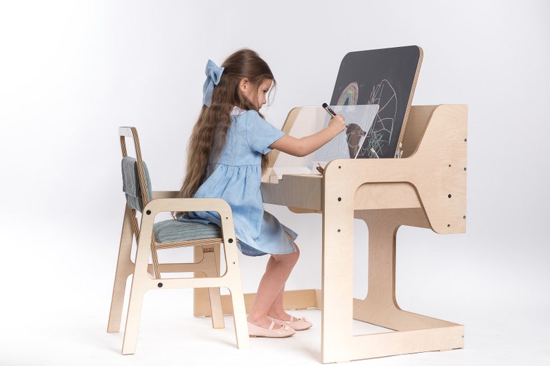 Verstellbarer Montessori Kinderschreibtisch mit Tafel, klarer Acryltafel und Sandkasten für Kunst und Lernen: Luula Tisch Table & Green Chair