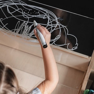 Verstellbarer Montessori Kinderschreibtisch mit Tafel, klarer Acryltafel und Sandkasten für Kunst und Lernen: Luula Tisch Bild 4