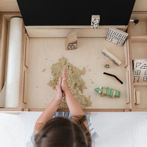 Verstellbarer Montessori Kinderschreibtisch mit Tafel, klarer Acryltafel und Sandkasten für Kunst und Lernen: Luula Tisch Only Table