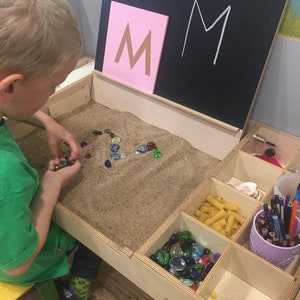 Verstellbarer Montessori Kinderschreibtisch mit Tafel, klarer Acryltafel und Sandkasten für Kunst und Lernen: Luula Tisch Bild 8