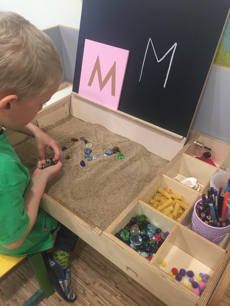 Verstellbarer Montessori Kinderschreibtisch mit Tafel, klarer Acryltafel und Sandkasten für Kunst und Lernen: Luula Tisch Bild 8
