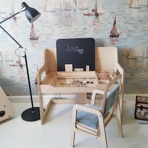 Verstellbarer Montessori Kinderschreibtisch mit Tafel, klarer Acryltafel und Sandkasten für Kunst und Lernen: Luula Tisch