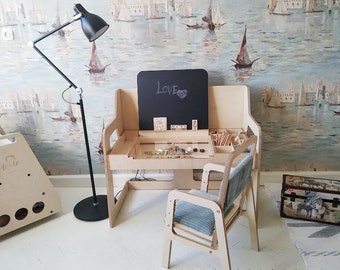 Verstellbarer Montessori Kinderschreibtisch mit Tafel, klarer Acryltafel und Sandkasten für Kunst und Lernen: Luula Tisch