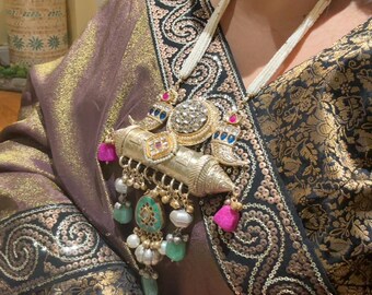 Collar indio llamativo, mala de perla con colgante de plata y piedras preciosas, joyería de Bollywood.