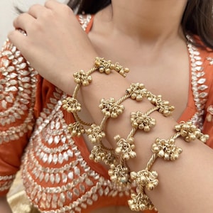 Gouden Ghungroo-armbanden, Fusion Garba-manchetten, Indiaas armbandpaar