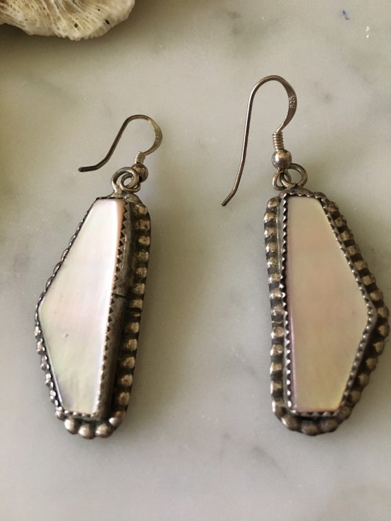 PINK MOTHER OF PEARL PEARLESCENT SEASHELL DANGLE  EARRINGS 80's VINTAGE 
