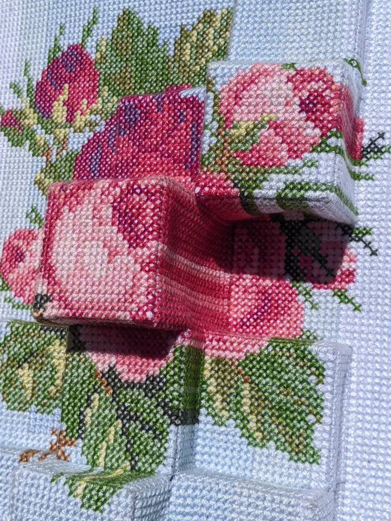 Kit Broderie Point De Croix Margot – La Cour Fleurie – Thème Jardin Fleuri – Neuf